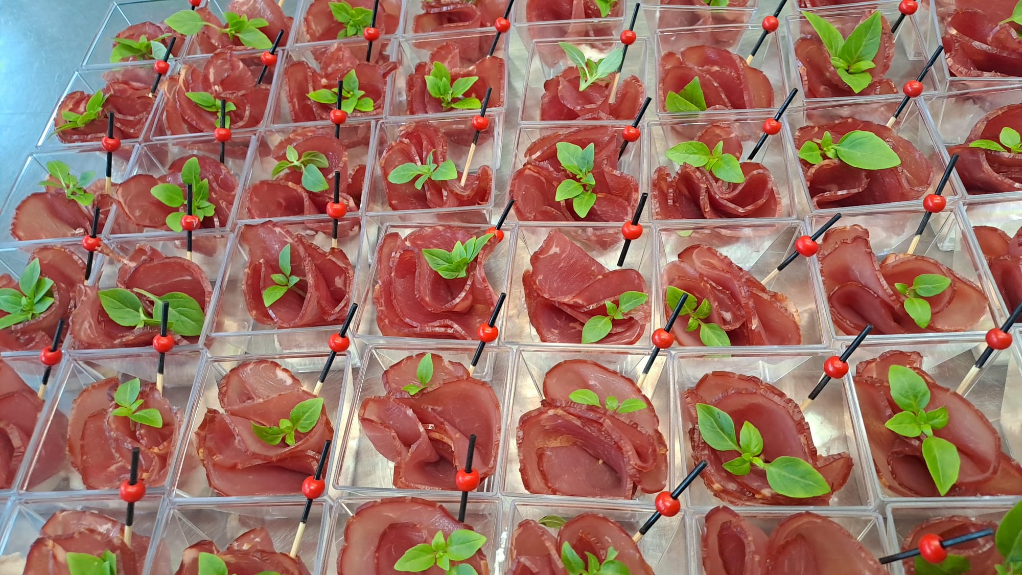 Finger food na event – dlaczego to najlepszy wybór na nowoczesne wydarzenia?
